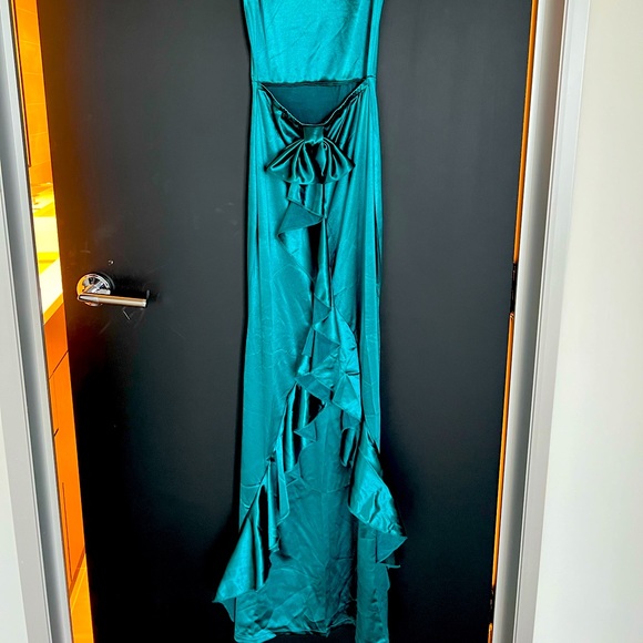 Her markets emerald gown - Picture 2 of 4